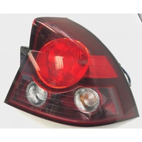 COMMODORE VZ SSZ SEDAN TAILIGHT RIGHT HAND NOS EX DISPLAY 
