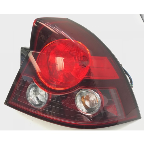 COMMODORE VZ SSZ SEDAN TAILIGHT RIGHT HAND NOS EX DISPLAY 
