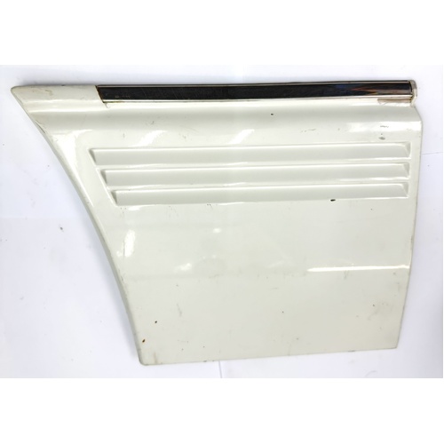 HOLDEN COMMODORE VK CALAIS USED LEFT HAND LOWER GUARD MOULD 92020299